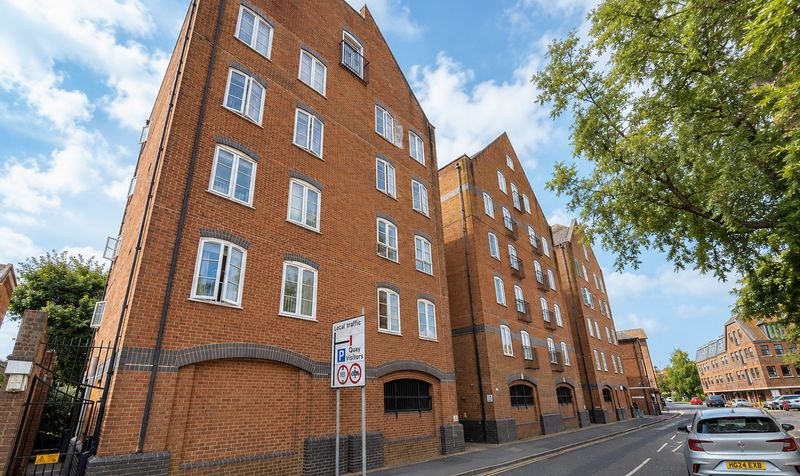 ONE bedroom Flat Located in Castle Street, Quay Point, BH15 - To Let